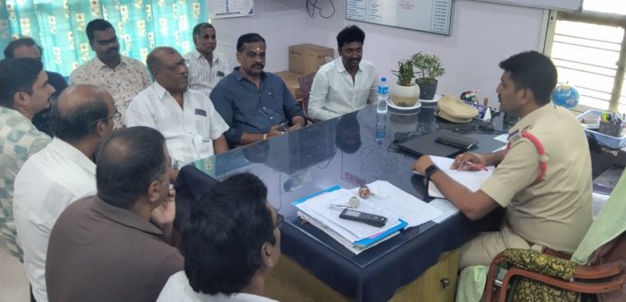 SI meeting with gold shop owners