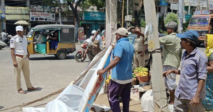 Signs should not be placed encroaching on the road: Traffic SI