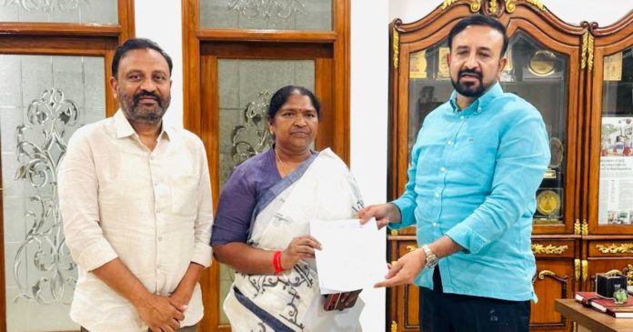 Jukkal MLA meets Minister Seethakka