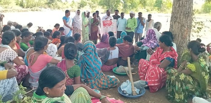 ఉపాధి హామీ కూలీలకు ఓఆర్ఎస్ ప్యాకెట్లు పంపిణీ