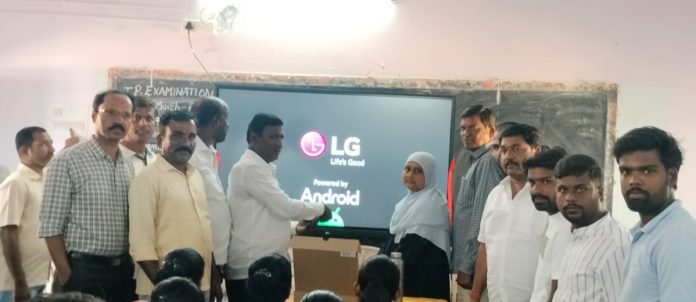 ప్రభుత్వ కళాశాలలోనే నాణ్యమైన విద్య: సర్పంచ్