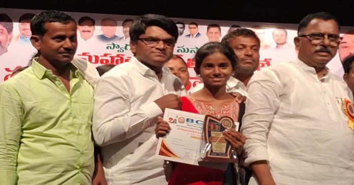 ఎస్ఎస్ సీ టాపర్ కు ఘన సన్మానం