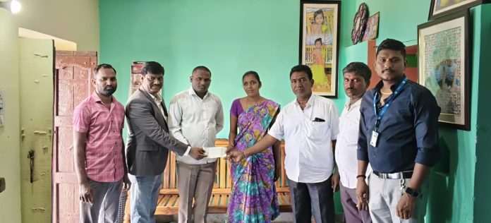 బాధిత కుటుంబానికి చెక్కు అందజేత