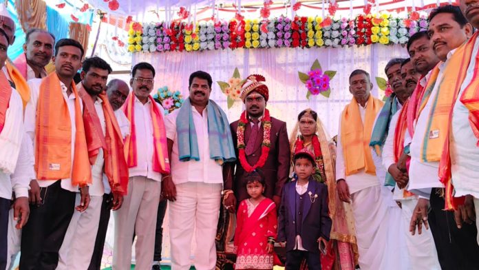 Former MLA Hanmant Shinde participated in the auspicious activities.