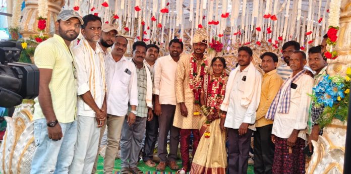 నూతన దంపతులను ఆశీర్వదించిన సర్పంచ్ శ్రీనివాస్