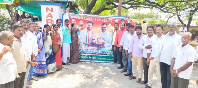 ప్రభుత్వ విప్, ఎంఎల్ఏ బీర్ల ఐలయ్య చిత్రపటానికి పాలాభిషేకం