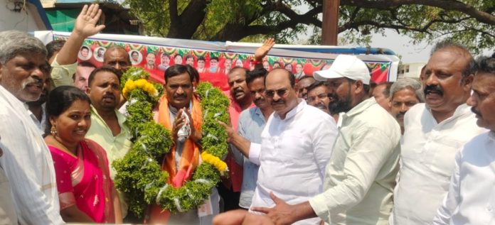 ఎంఎల్ఏ బీర్ల ఐలయ్యకు గజమాలతో సన్మానం