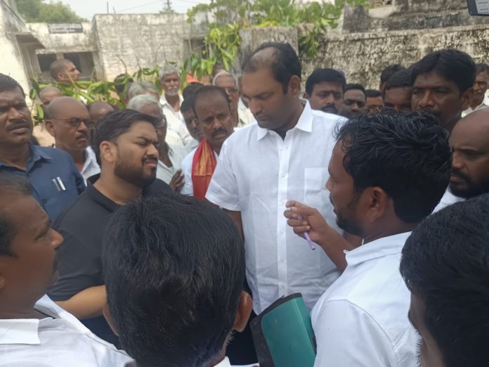 పేదల ఇళ్ల స్థలాలు కాపాడాలని కలెక్టర్ కు వినతి