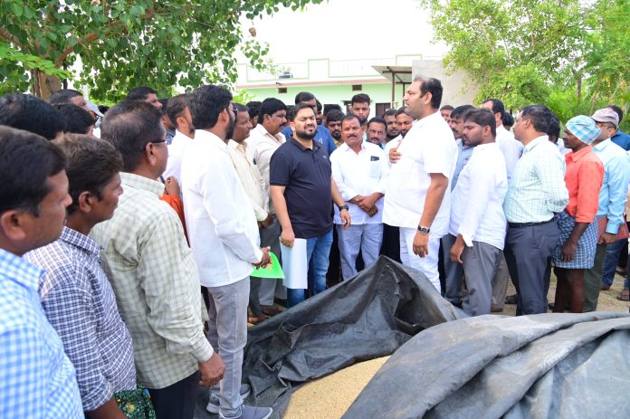 గ్రామంలో రైతులతో కలెక్టర్, ఎమ్మెల్యే ముఖాముఖి,