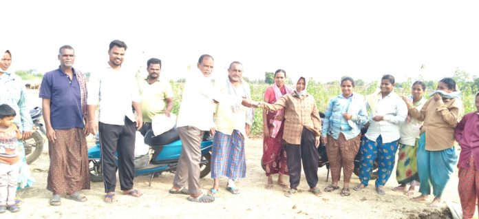 ఉపాధిహామీ కూలీలకు మజ్జిక ప్యాకేట్స్ అందజేత