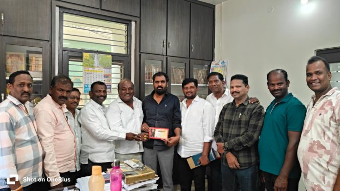 ఈఆర్ ఫౌండేషన్ చైర్మన్ ను కలిసిన శివాలయ నిర్మాణ కమిటీ సభ్యులు