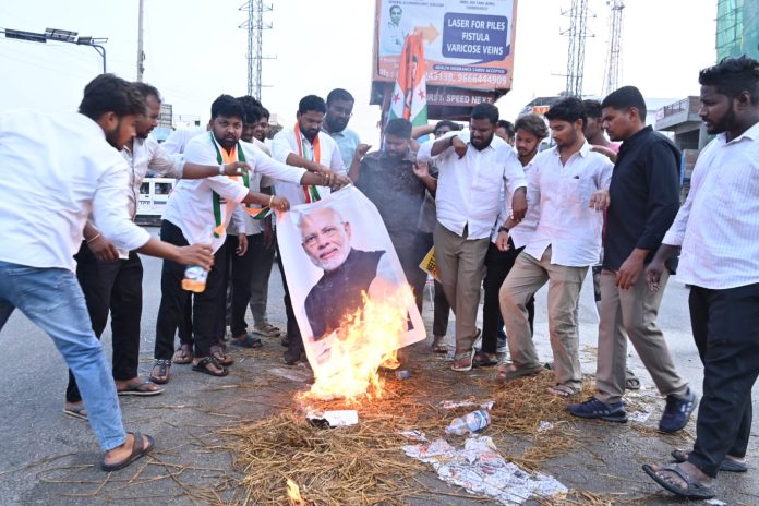 నీట్ లీకేజీని నిరసిస్తూ మోడీ దిష్టిబొమ్మ దగ్ధం.