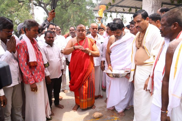 సిద్ధగురు శ్రీ రమణానంద మహర్షి వారి చేతుల మీదుగా ధ్వజస్తంభ స్థాపన