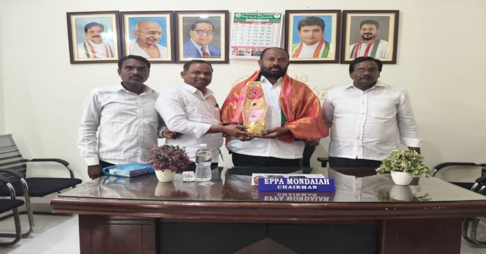 పిఏసీఎస్ చైర్మన్ మొండయ్యకు కాంగ్రెస్ నాయకుల సన్మానం