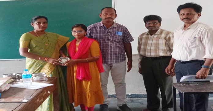 జ్ఞానాన్ని అందించేది పుస్తకమే:- ప్రధానోపాధ్యాయురాలు హరిత