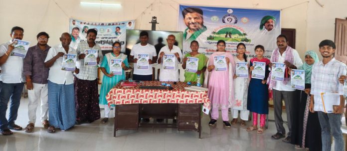 Scientists in front of farmers in Narayanapuram