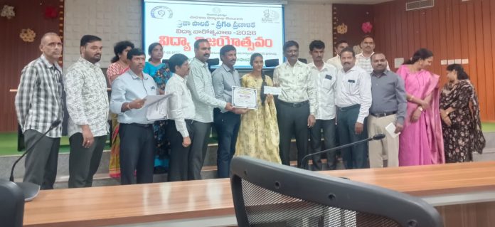 Cash prize for Pranavi, the tenth district topper