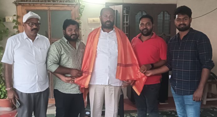 Congress leaders honour PACS Chairman Mondayya