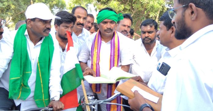 మోడీ హయాంలో మళ్ళీ సైకిల్ పై ప్రయాణించే దుస్థితి