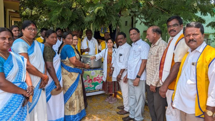 ప్రాథమిక ఆరోగ్య కేంద్రంలో అన్నదానం