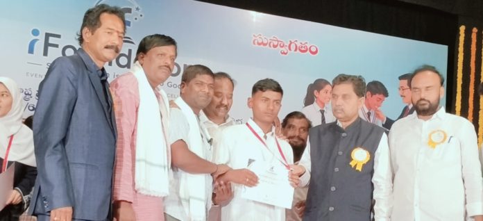 ఐ పౌండేషన్ ప్రతిభా పురస్కారం అందుకున్న బాలాజీ