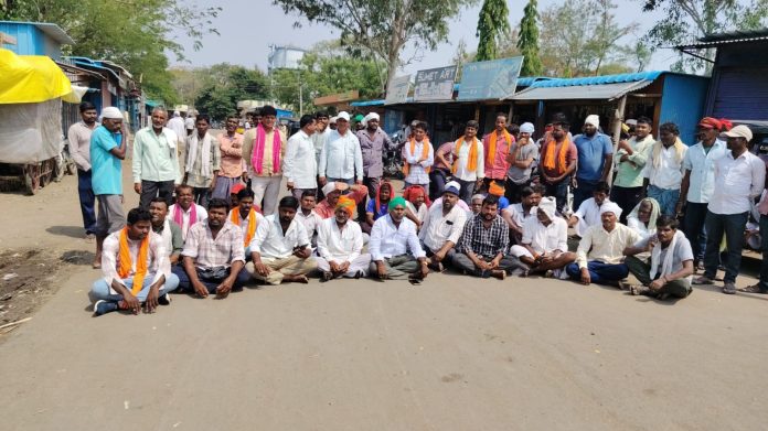 తడుస్తున్న మొక్కజొన్న, జొన్న సంచులు..రైతుల ధర్నా