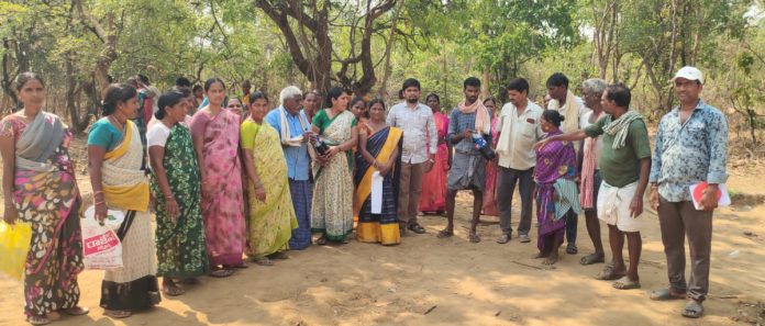 ఉపాధిహామీ కూలీలకు మజ్జిగ, ఓఆర్ఎస్ ప్యాకేట్స్ అందజేత