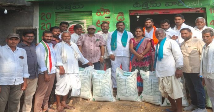 కల్లెడలో జీలుగు విత్తనాల పంపిణీ కార్యక్రమం