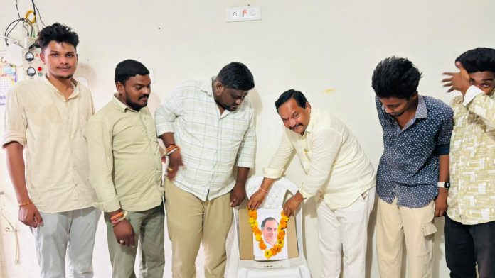 18 సంవత్సరాలకే ఓటు హక్కు కల్పించిన నేత రాజీవ్ గాంధీ