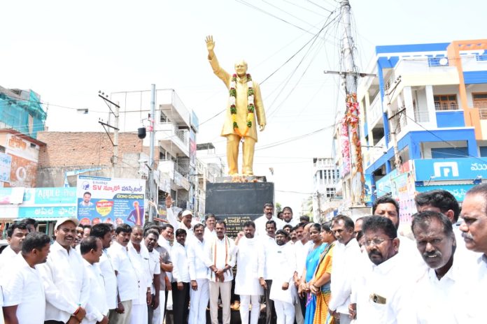ఆధునిక భారత నిర్మాణ శిల్పి మాజీ ప్రధాని రాజీవ్ గాంధీ