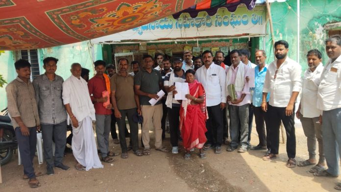 లారీలు రాక జొన్న రైతుల ఆందోళన