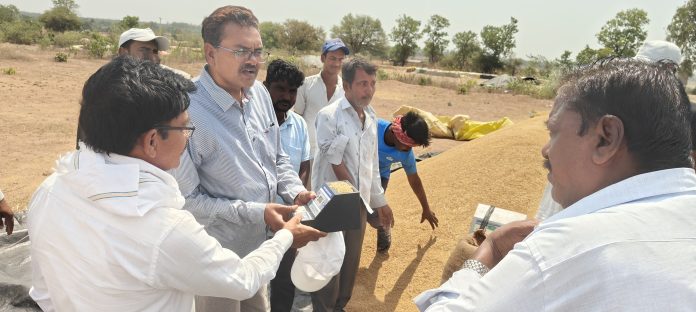 రోజుకు కనీసం 12 లారీల ధాన్యాన్ని అన్లోడ్ చేయాలి..