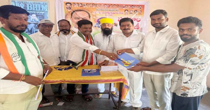 స్టడీ సర్కిల్లో విద్యార్థులకు పుస్తకాలు, పెన్నుల పంపిణీ
