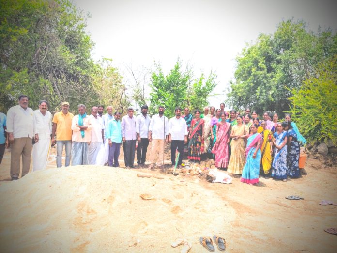 మహిళ సంఘ భవనానికి భూమి పూజ సర్పంచ్ : గాదె నరేష్