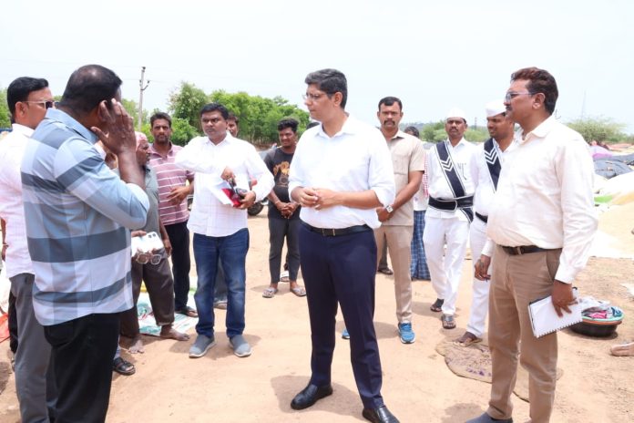 వర్షాలతో రైతులకు నష్టం కలగకుండా వేగంగా ధాన్యం మిల్లులకు తరలించాలి: కలెక్టర్