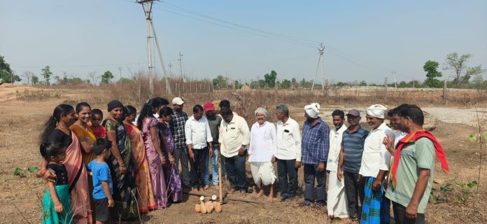 మహిళా సంఘ భవన నిర్మాణానికి భూమి పూజ