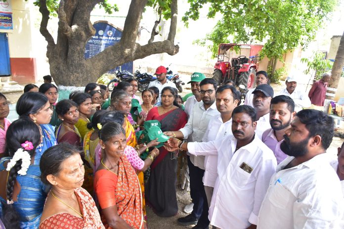 ఉపాధి హామీ కూలీలకు టోపీలు అందజేసిన గ్రామ సర్పంచ్