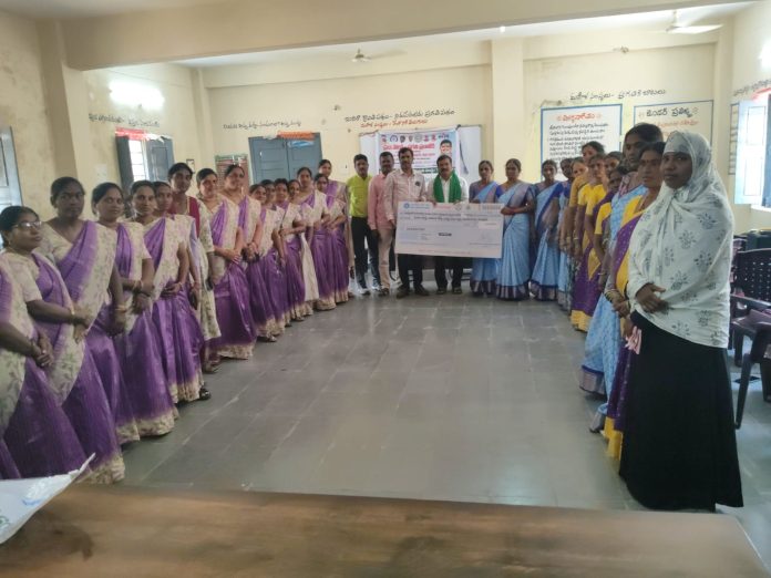 మహిళాలకు రూ 5.50 కోట్ల చెక్కుల అందజేత