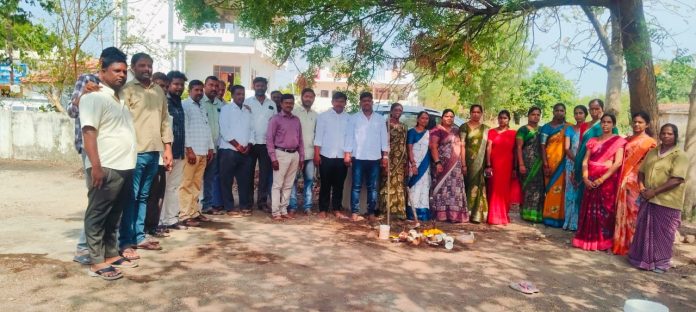 మహిళా సంఘ భవనానికి భూమి పూజ చేసిన సర్పంచ్