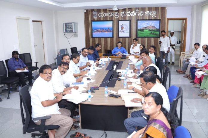 భూభారతి దరఖాస్తులను పరిష్కరించాలని తాసిల్దారులను ఆదేశించిన కలెక్టర్