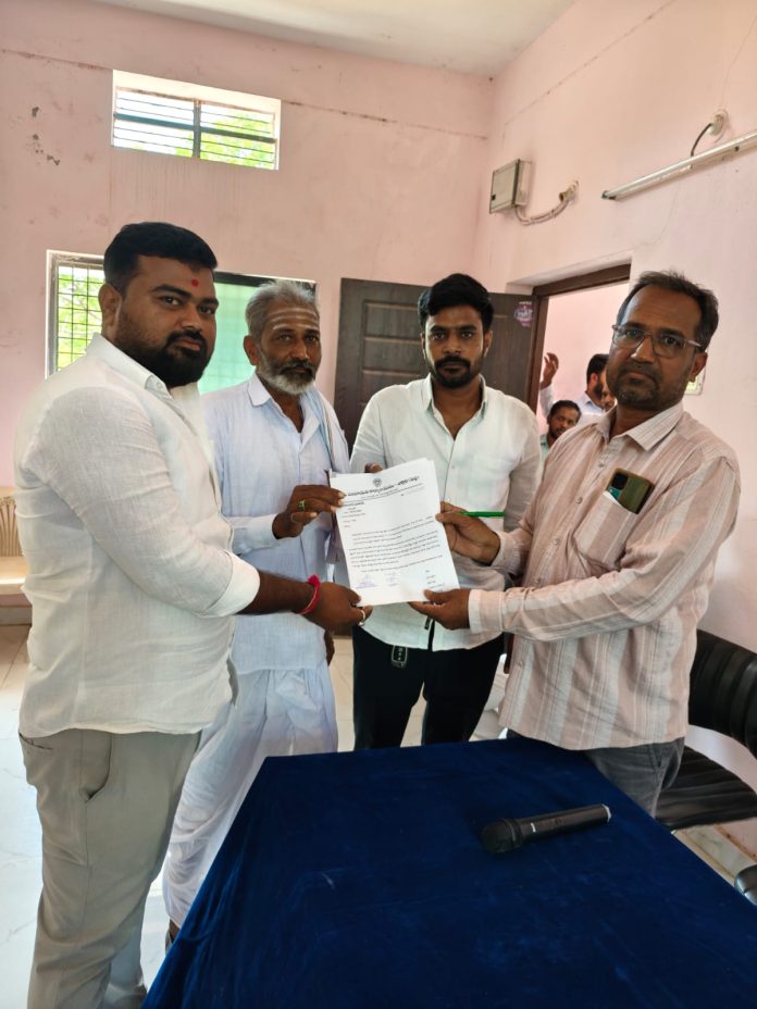 కబ్జా గురి అయిన భూమిని పరిష్కరించాలని తాసిల్దార్ కు సర్పంచ్ వినతి పత్రం