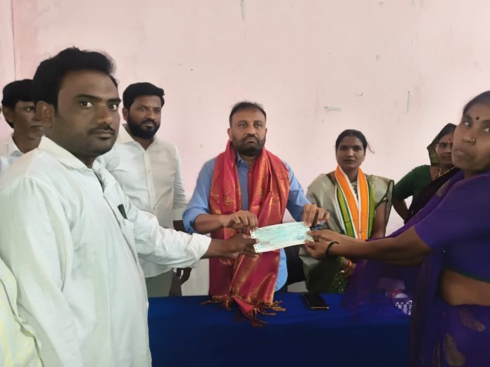 ఎమ్మెల్యే కృషి ఫలితంగా కళ్యాణ లక్ష్మి చెక్కులు మంజూరు