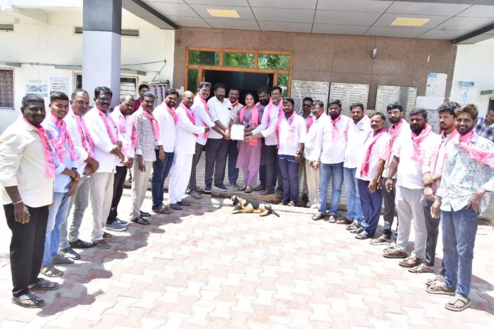 కుక్కలు, కోతుల సమస్యలను నివారించాలని మున్సిపల్ కమిషనర్ కి వినతి