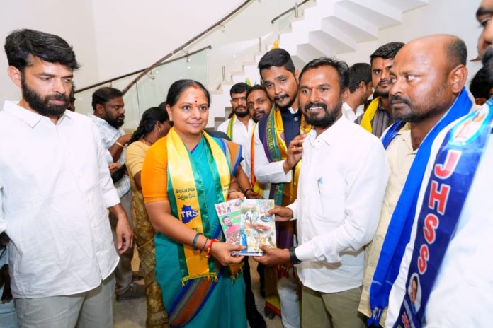 కల్వకుంట్ల కవితకు భైరపాక రాసిన పుస్తకాలు అందజేత