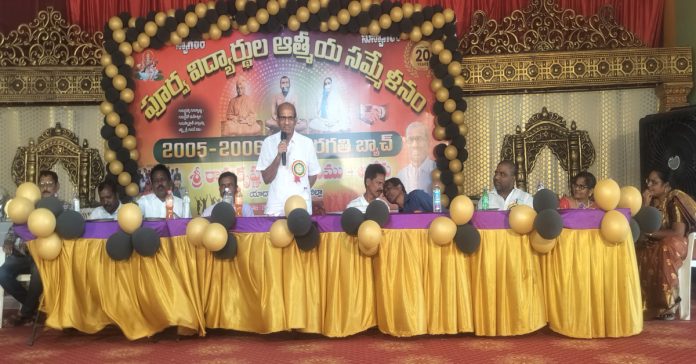 తను నీతిగా బ్రతుకుతు సమాజ హితం కోసం పనిచేయాలి