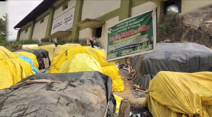 జుక్కల్ లో గత 20 రోజులుగా కొనుగోలు నిలిపివేత