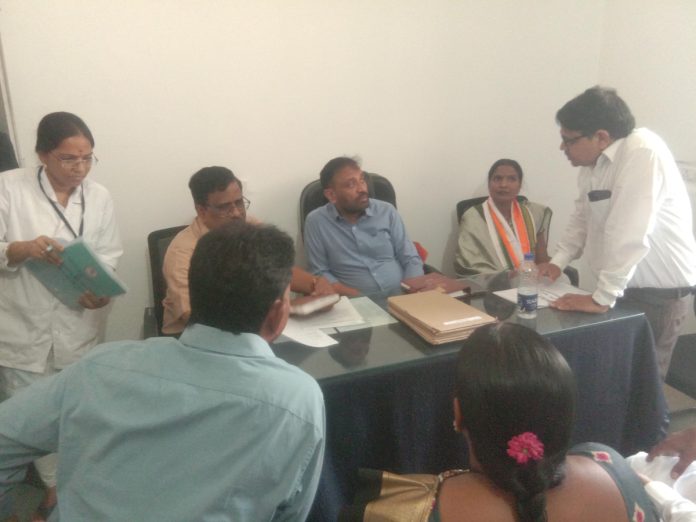 పాత బిల్డింగ్ ప్రమాదకరంగా మారింది