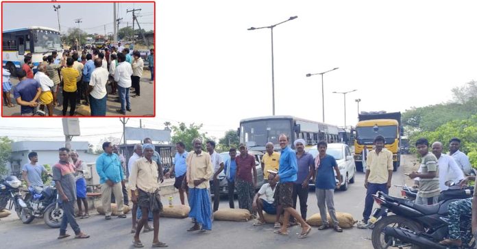 కొనుగోలు కేంద్రాల వద్ద రైతుల కన్నీళ్లు