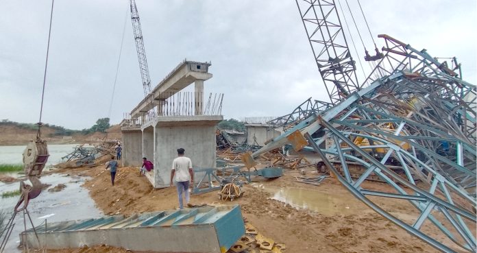 యూపీలో కూలిన వంతెన