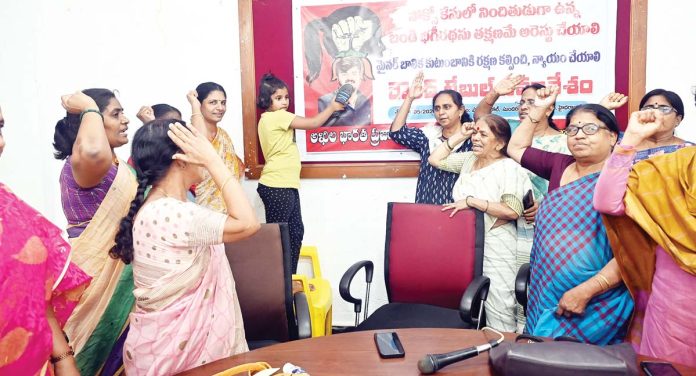 బండి బగీరథ్ను తక్షణమే అరెస్ట్ చేయాలి